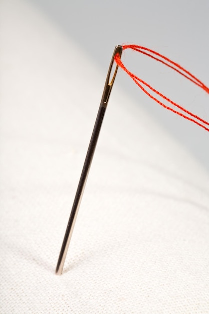 Рука вишиває строчку